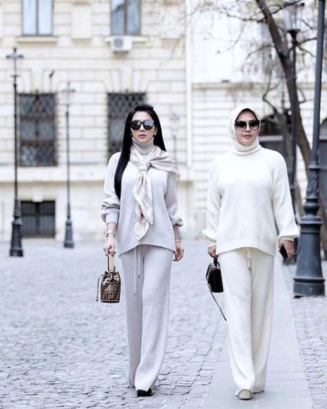 10 Foto Syahrini dan Aisyahrani kembaran baju, bukti selalu kompak
