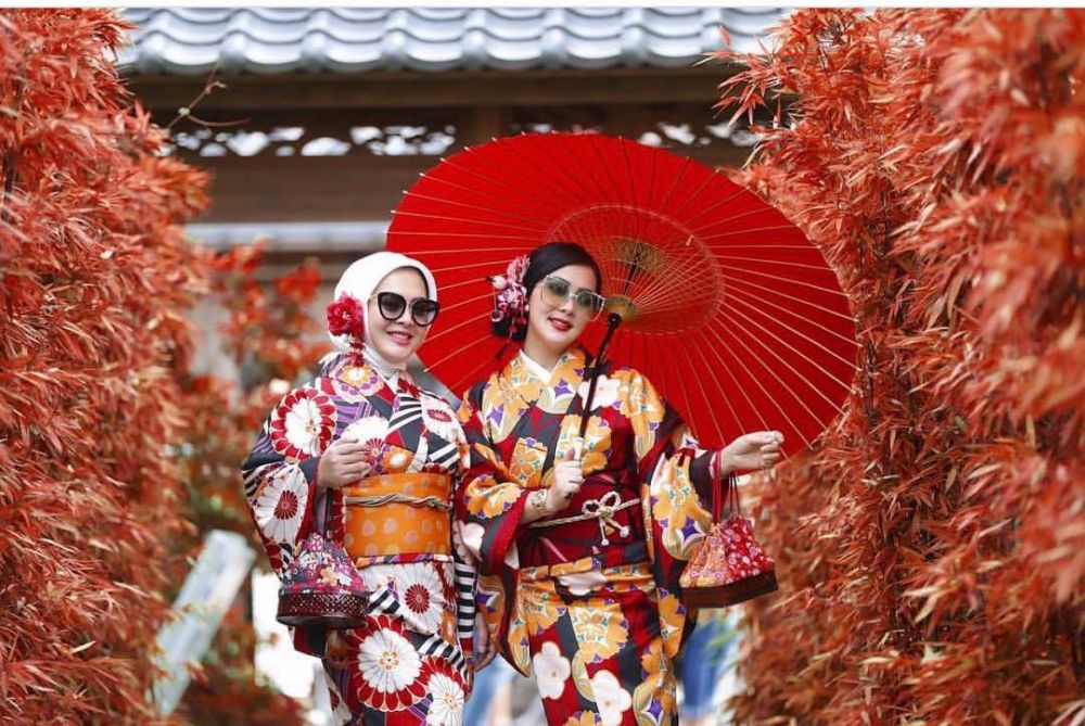 10 Foto Syahrini dan Aisyahrani kembaran baju, bukti selalu kompak