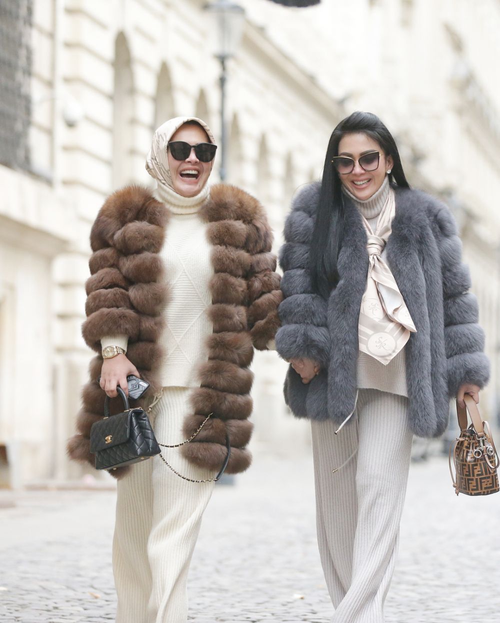 10 Foto Syahrini dan Aisyahrani kembaran baju, bukti selalu kompak