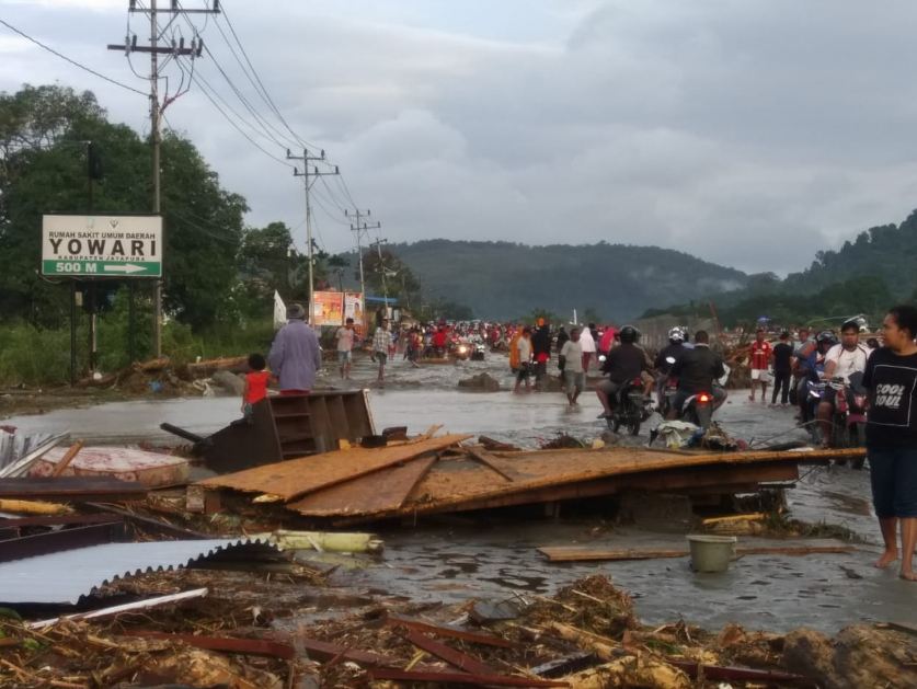 15 Potret banjir Sentani ini bikin hati tersayat, 49 orang meninggal