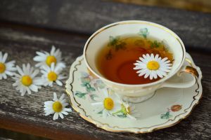 10 Manfaat teh chamomile untuk kesehatan dan kecantikan