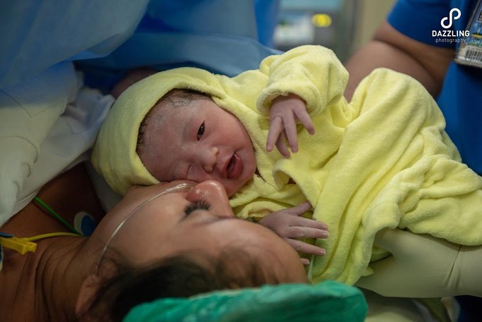 9 Potret persalinan anak kedua Chua Kotak, berurai air mata