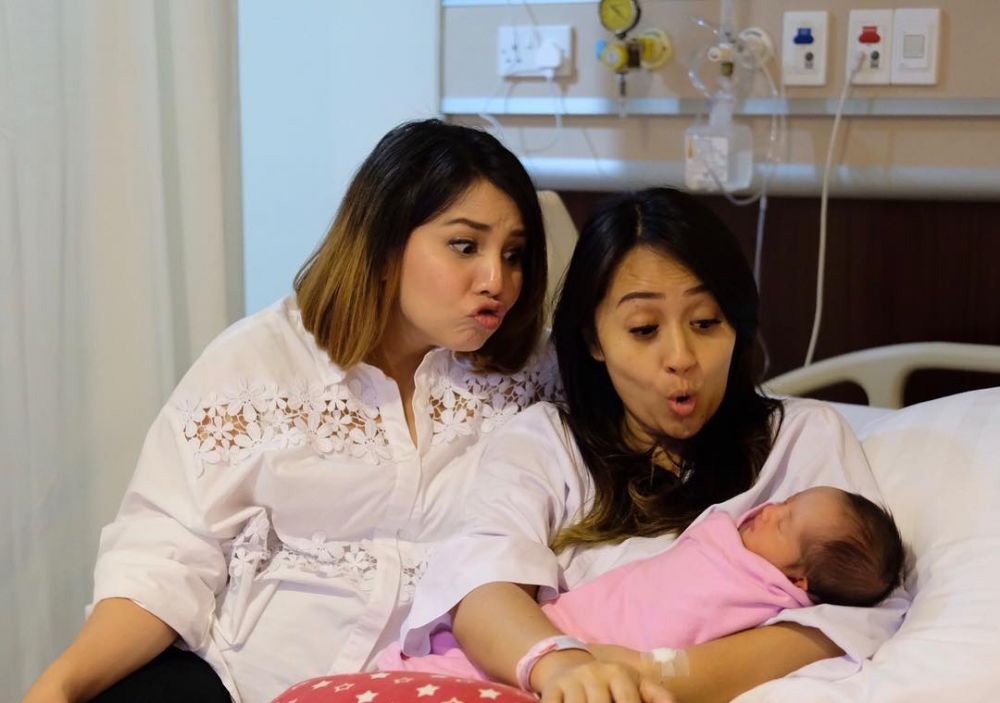 9 Potret persalinan anak kedua Chua Kotak, berurai air mata