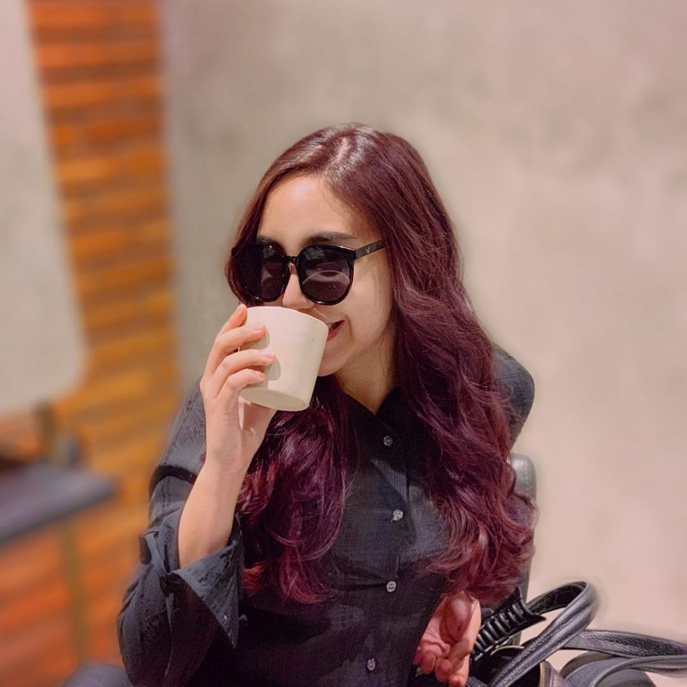 12 Gaya Salmafina hangout usai lepas hijab, outfitnya serba hitam