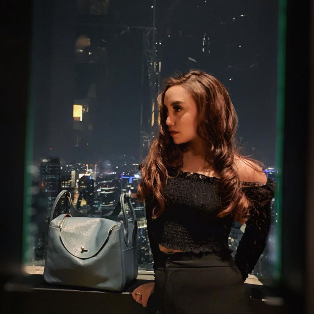 12 Gaya Salmafina hangout usai lepas hijab, outfitnya serba hitam