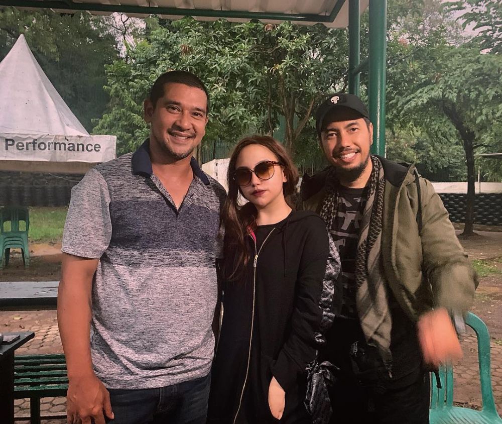 12 Gaya Salmafina hangout usai lepas hijab, outfitnya serba hitam