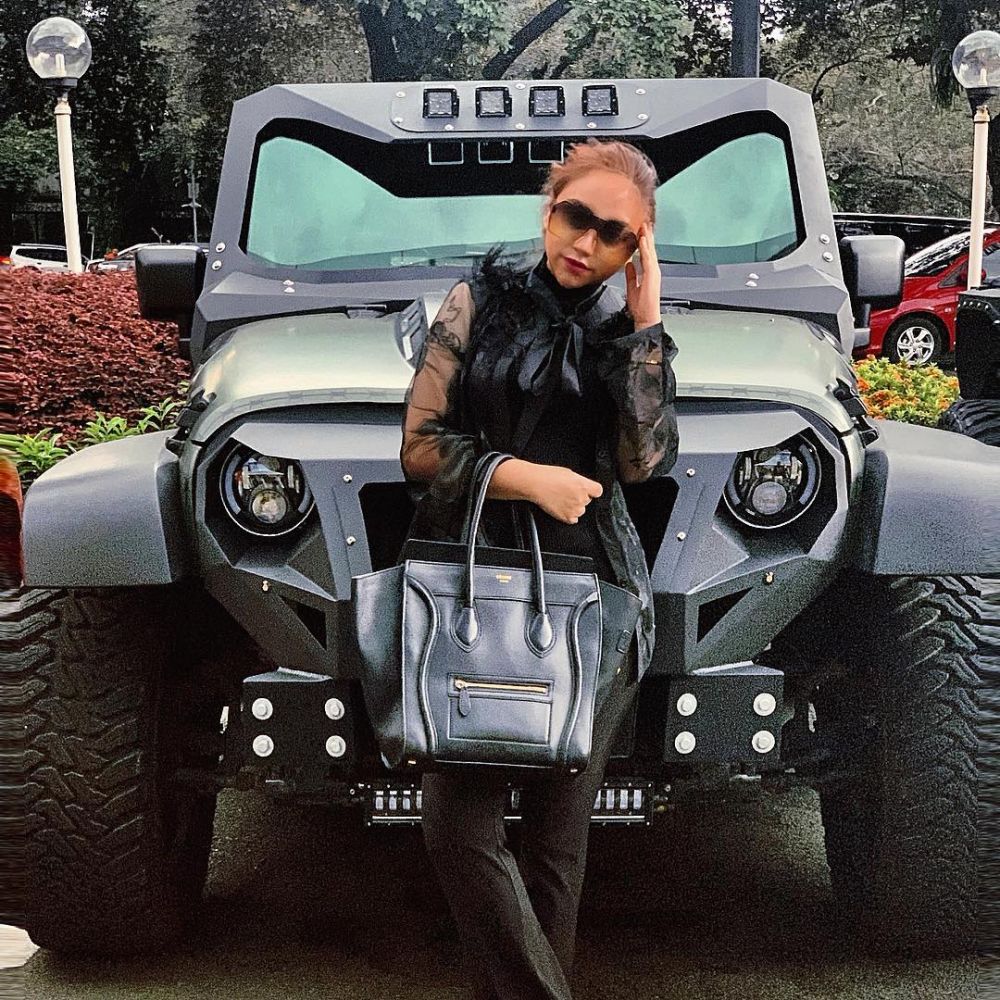 12 Gaya Salmafina hangout usai lepas hijab, outfitnya serba hitam