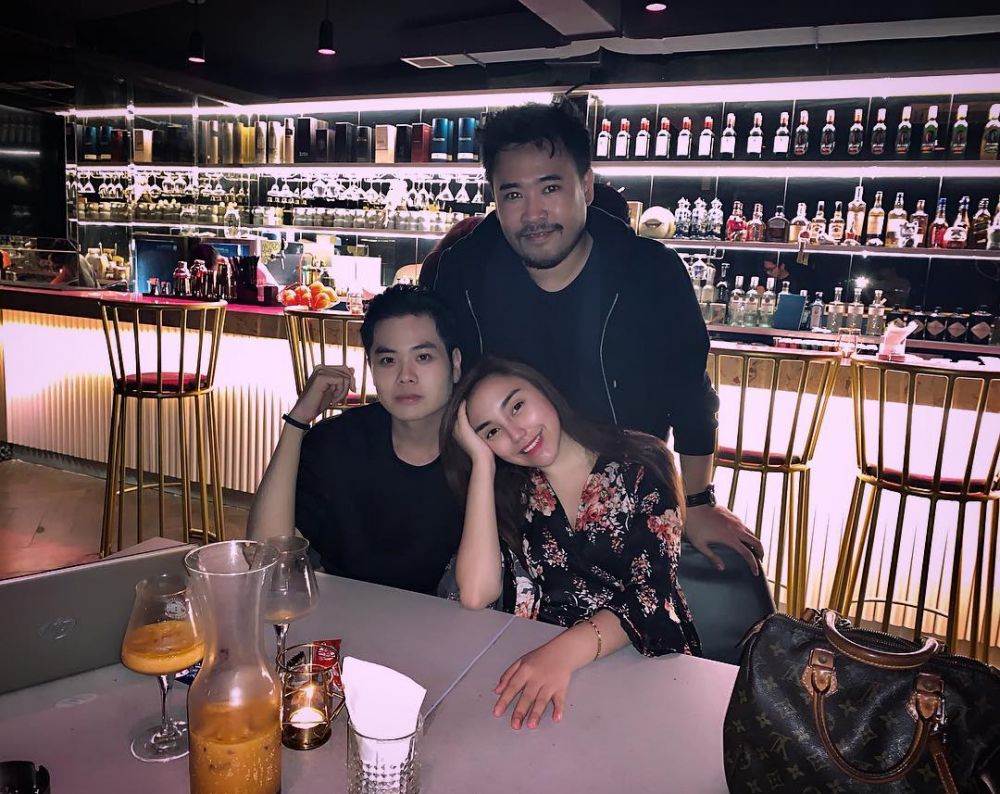 12 Gaya Salmafina hangout usai lepas hijab, outfitnya serba hitam