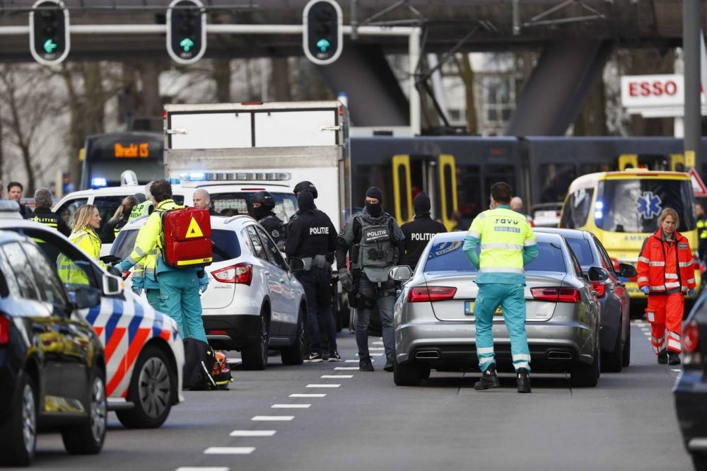 Penembakan di trem Belanda, pelaku kabur dan beberapa orang terluka