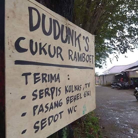 12 Papan tempat usaha ini bukti orang Indonesia multitalenta