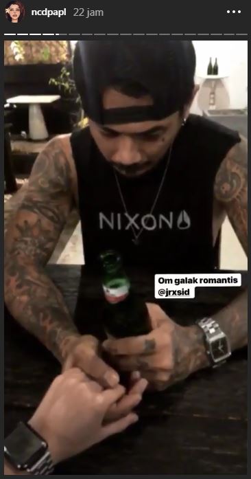 8 Potret kedekatan Jerinx SID & Nora Alexandra, mesra abis