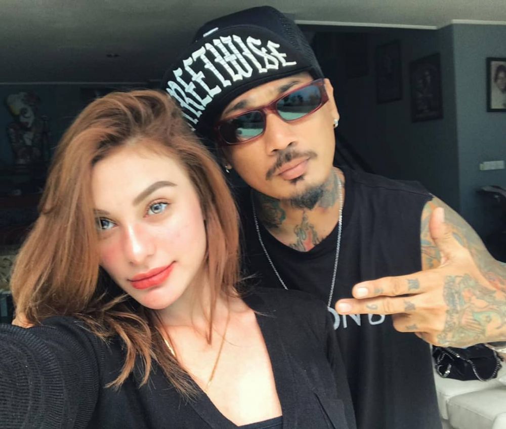 8 Potret kedekatan Jerinx SID & Nora Alexandra, mesra abis