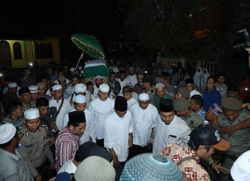 12 Momen pemakaman ibunda Ustaz Abdul Somad, penuh haru