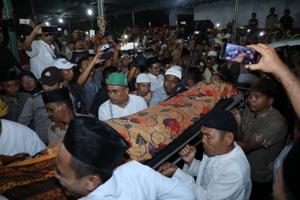 12 Momen pemakaman ibunda Ustaz Abdul Somad, penuh haru