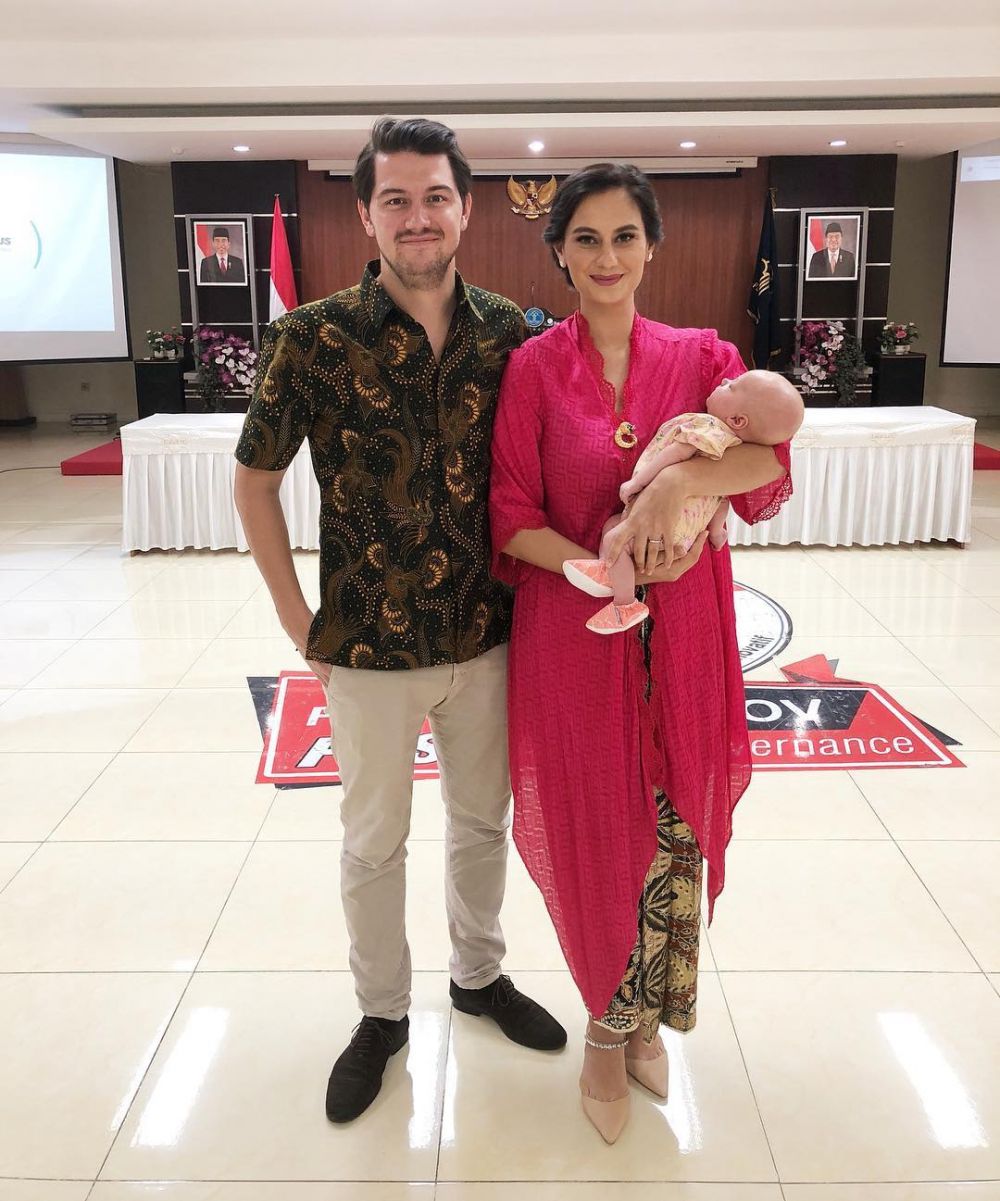 Mirip Gisel, 5 seleb punya gandengan baru tak lama setelah cerai