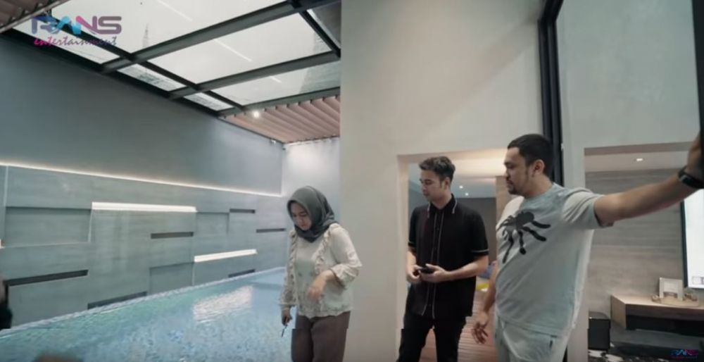 10 Potret rumah 'Crazy Rich Tanjung Priok', koleksi mobil mewah