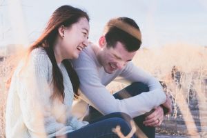 7 Cara kenalan dengan cewek yang bikin dia terkesan & susah lupa