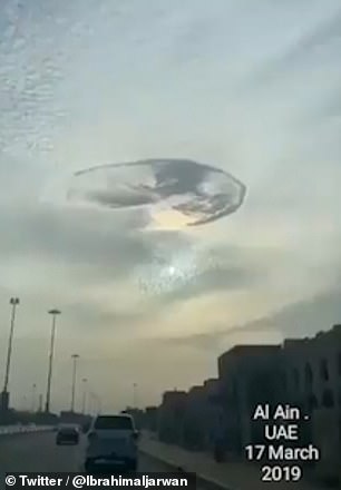 Ini penjelasan ilmiah 'lubang misterius' di langit Uni Emirat Arab