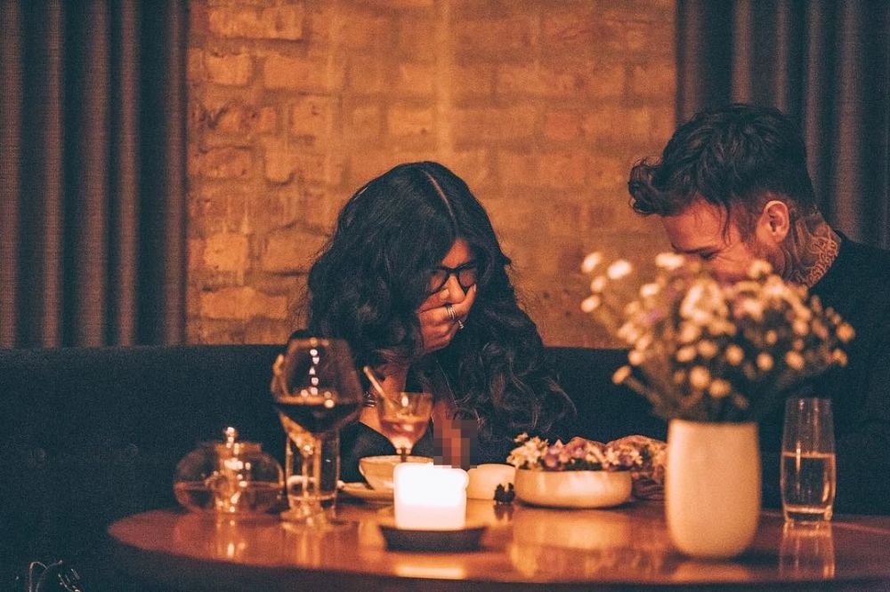 10 Momen romantis Mia Khalifa dilamar kekasihnya, penuh kejutan