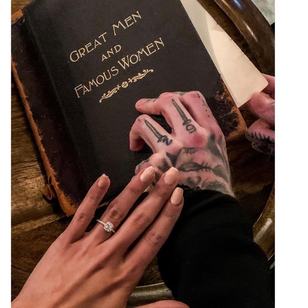 10 Momen romantis Mia Khalifa dilamar kekasihnya, penuh kejutan