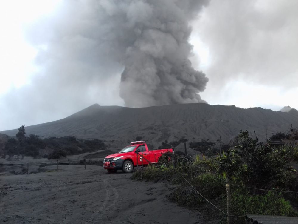 8 Panorama langka erupsi Gunung Bromo yang bisa lihat dari dekat