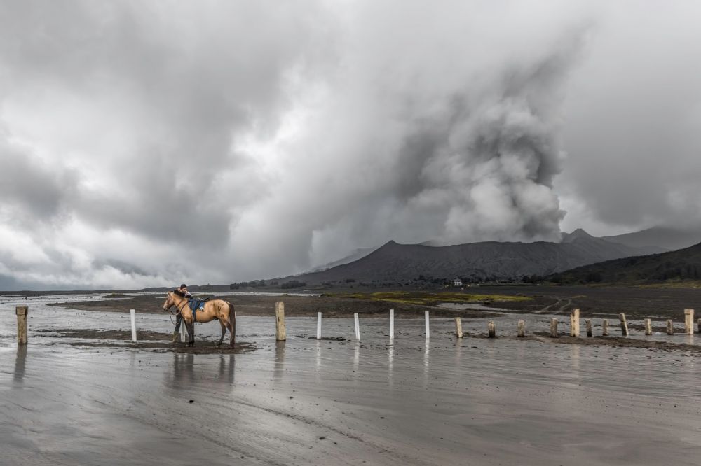 8 Panorama langka erupsi Gunung Bromo yang bisa lihat dari dekat