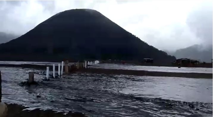 8 Panorama langka erupsi Gunung Bromo yang bisa lihat dari dekat