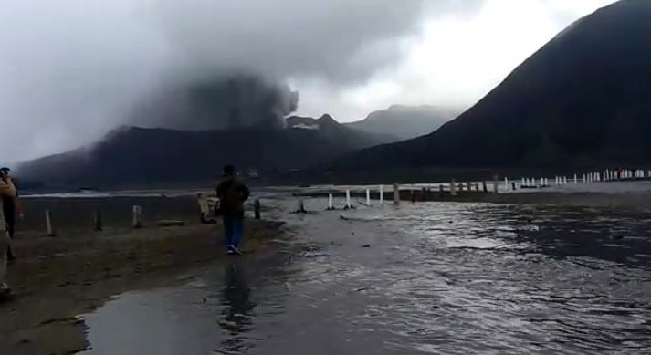 8 Panorama langka erupsi Gunung Bromo yang bisa lihat dari dekat
