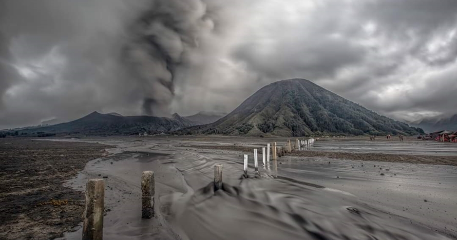 8 Panorama langka erupsi Gunung Bromo yang bisa lihat dari dekat