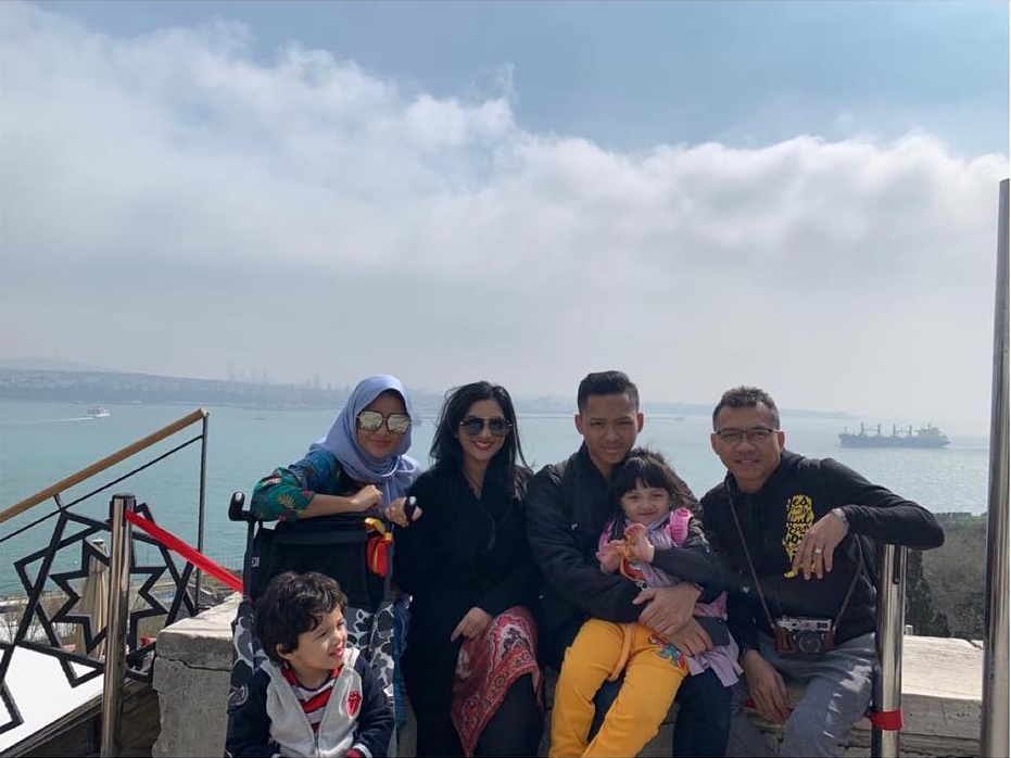 12 Foto liburan keluarga Anang di Turki, Ashanty tampil berhijab