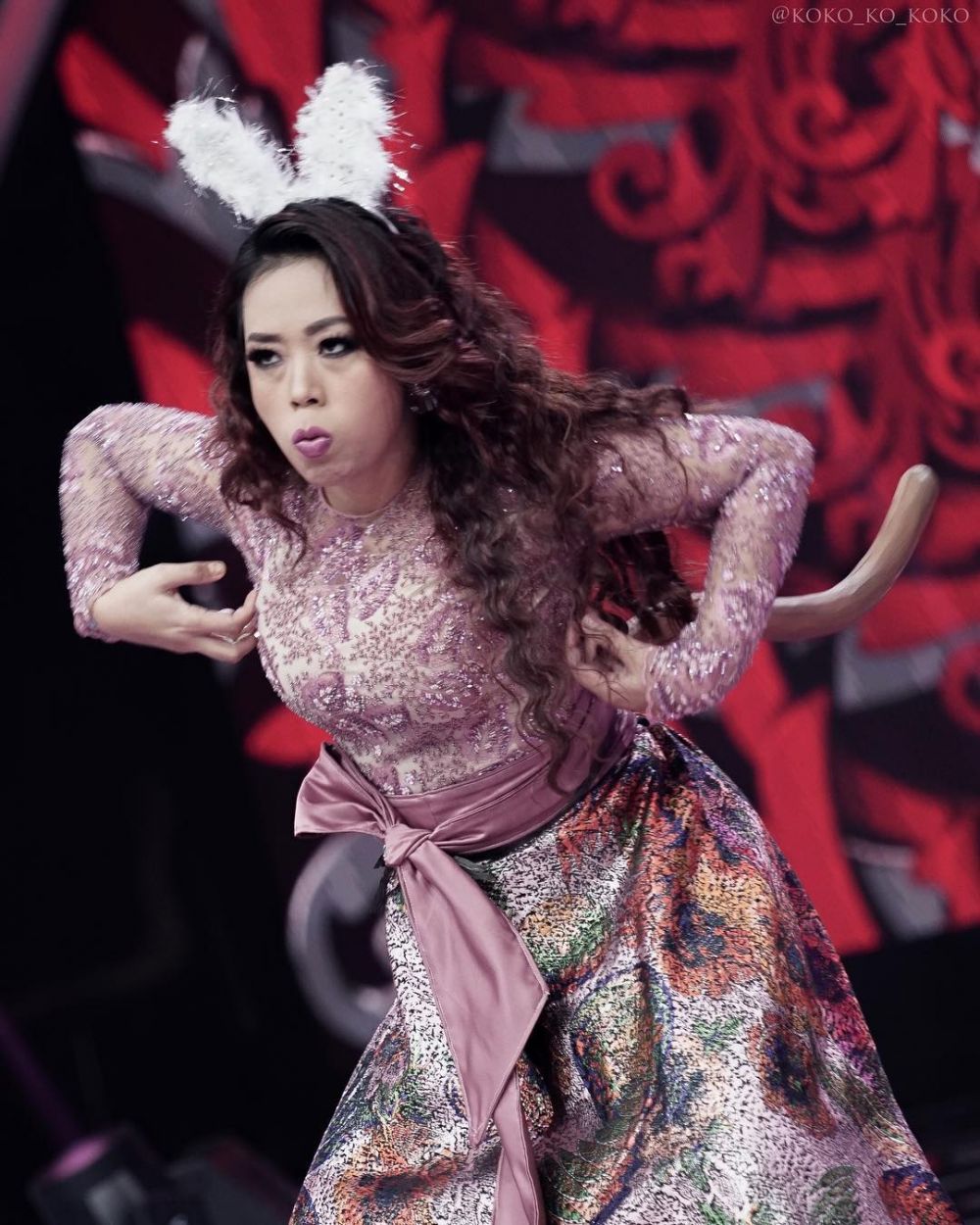 10 Pose nyeleneh Soimah di atas panggung ini bikin tepuk jidat