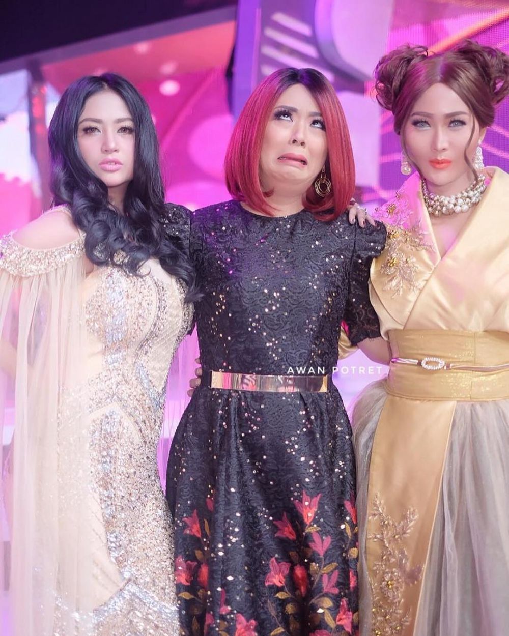 10 Pose nyeleneh Soimah di atas panggung ini bikin tepuk jidat