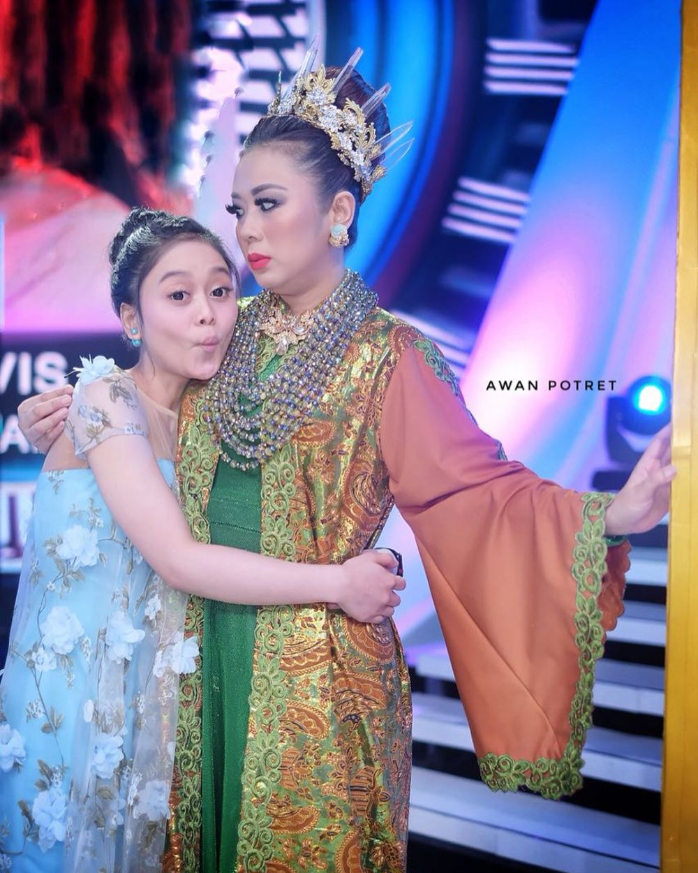 10 Pose nyeleneh Soimah di atas panggung ini bikin tepuk jidat