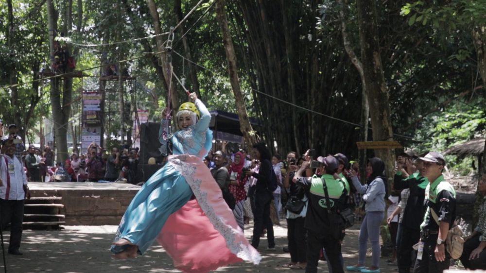 6 Pasangan ini nikah bareng di taman, ada yang di atas flying fox