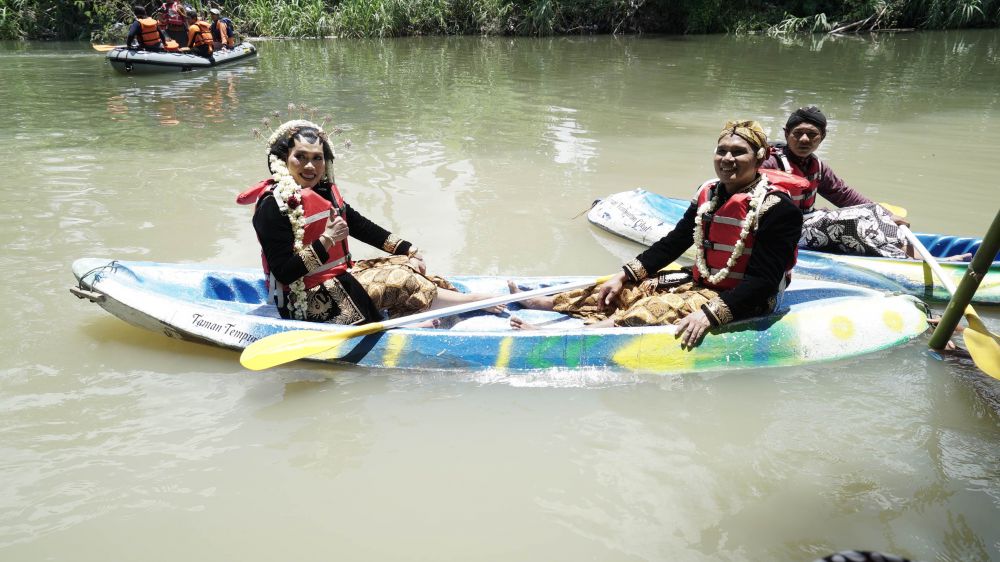 6 Pasangan ini nikah bareng di taman, ada yang di atas flying fox