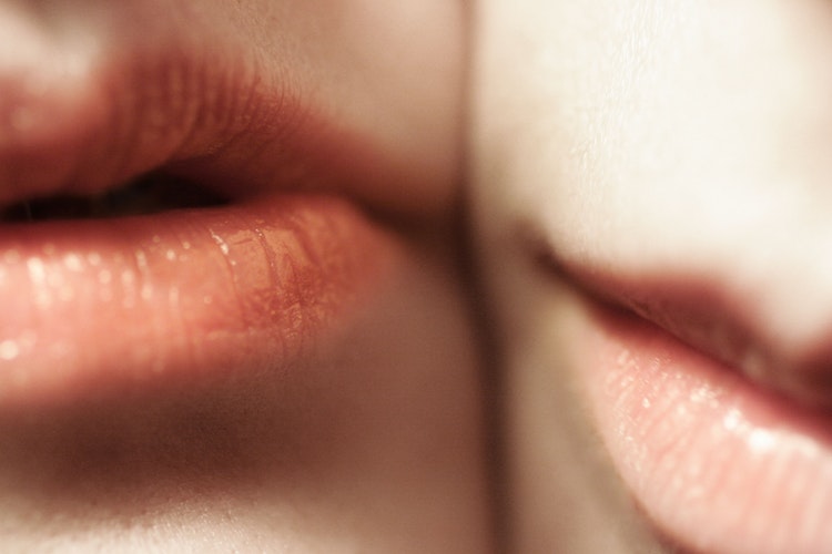 13 Cara membuat bibir tampak lebih tipis secara alami