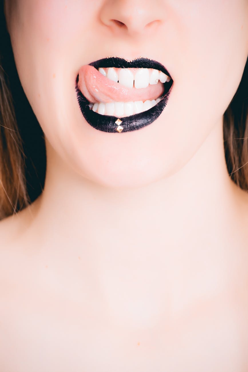 13 Cara membuat bibir tampak lebih tipis secara alami