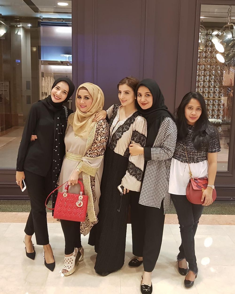 10 Pesona Sarah, sepupu Zaskia Sungkar yang cantik mirip Barbie