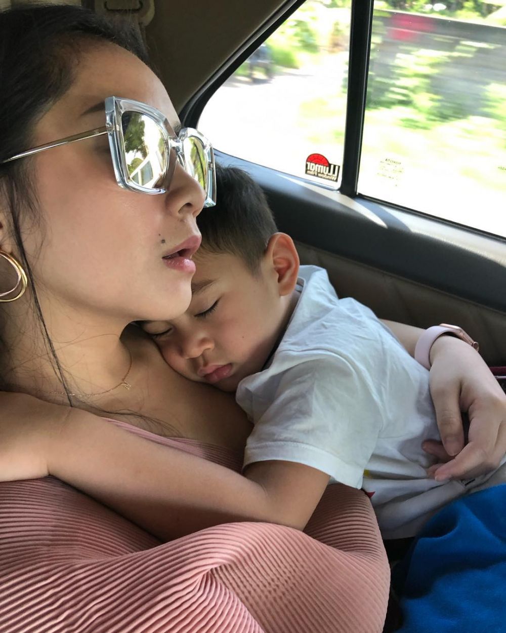 8 Pose Nagita Slavina tertidur di berbagai tempat