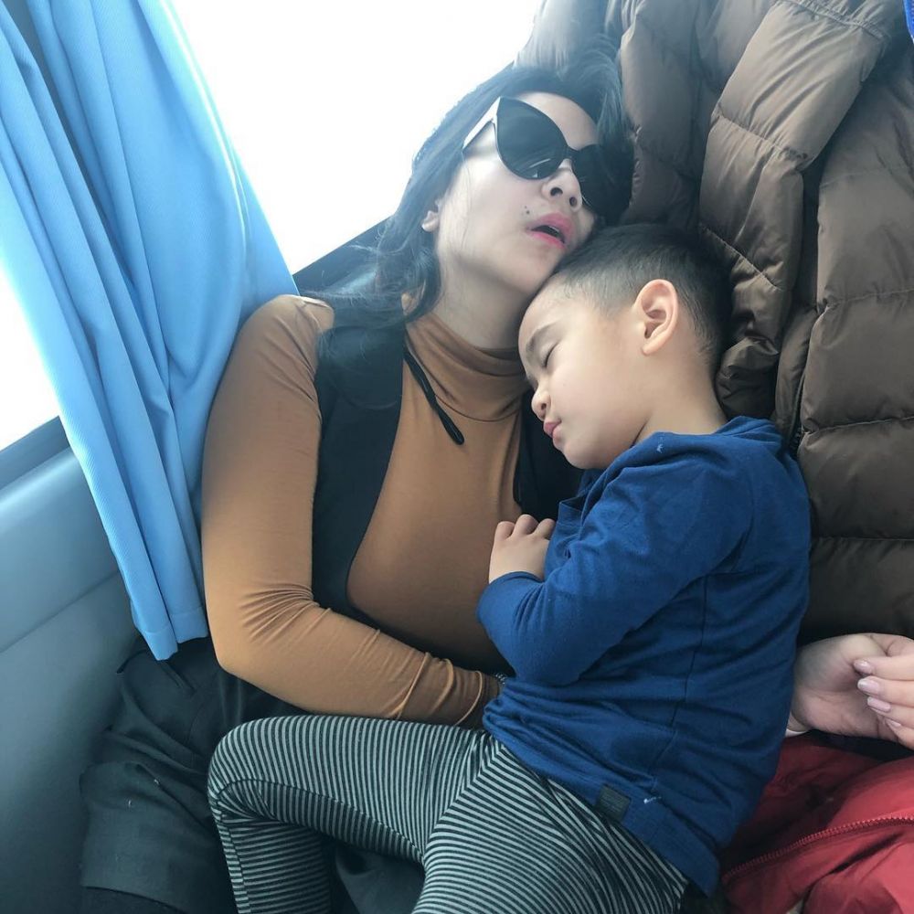 8 Pose Nagita Slavina tertidur di berbagai tempat