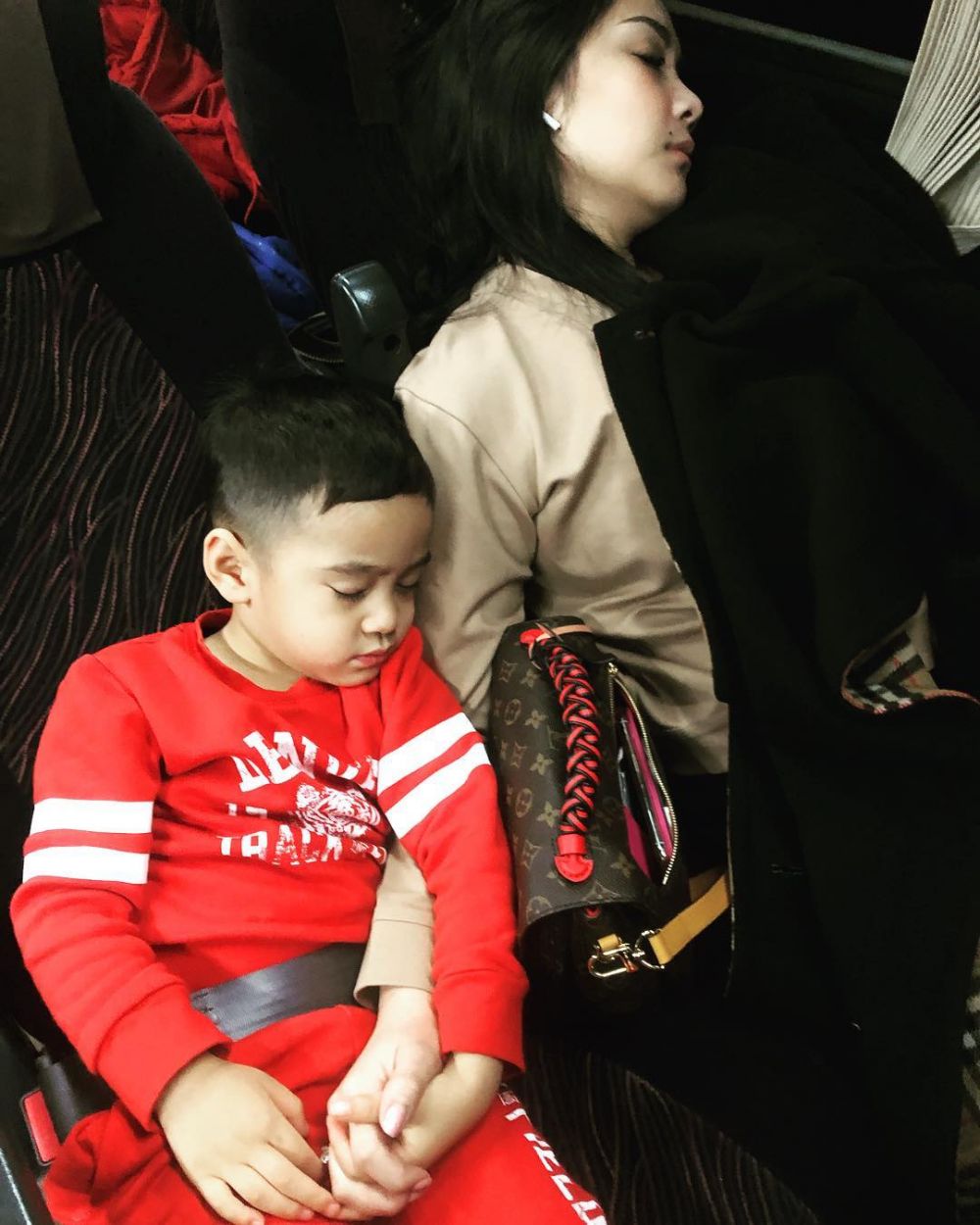 8 Pose Nagita Slavina tertidur di berbagai tempat