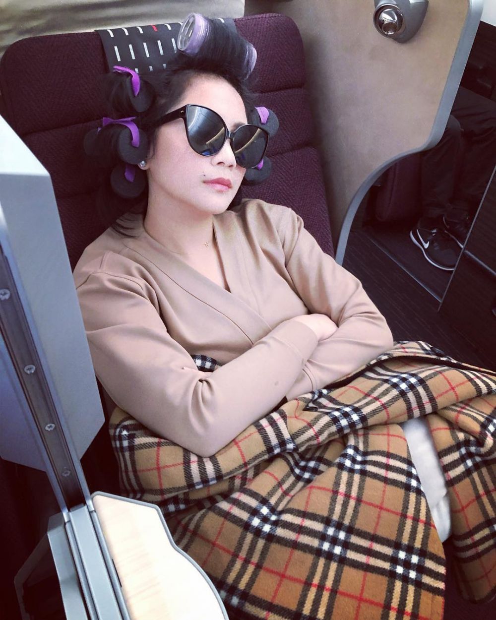 8 Pose Nagita Slavina tertidur di berbagai tempat