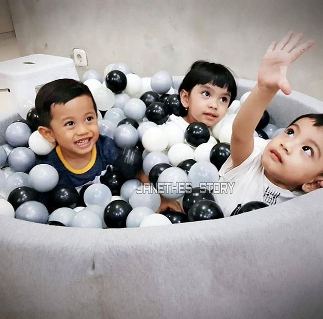 7 Momen sehari-hari Jan Ethes bermain bareng teman-temannya