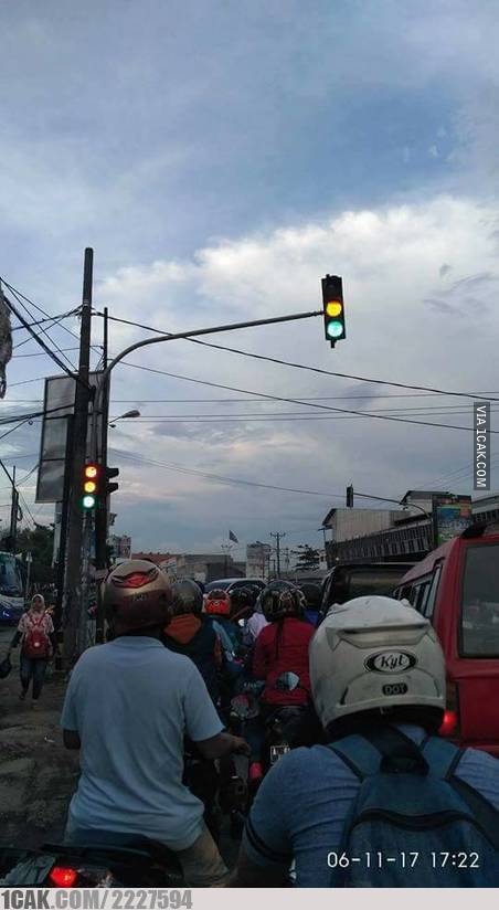 12 Momen absurd di lampu merah ini bikin pengen ketawa