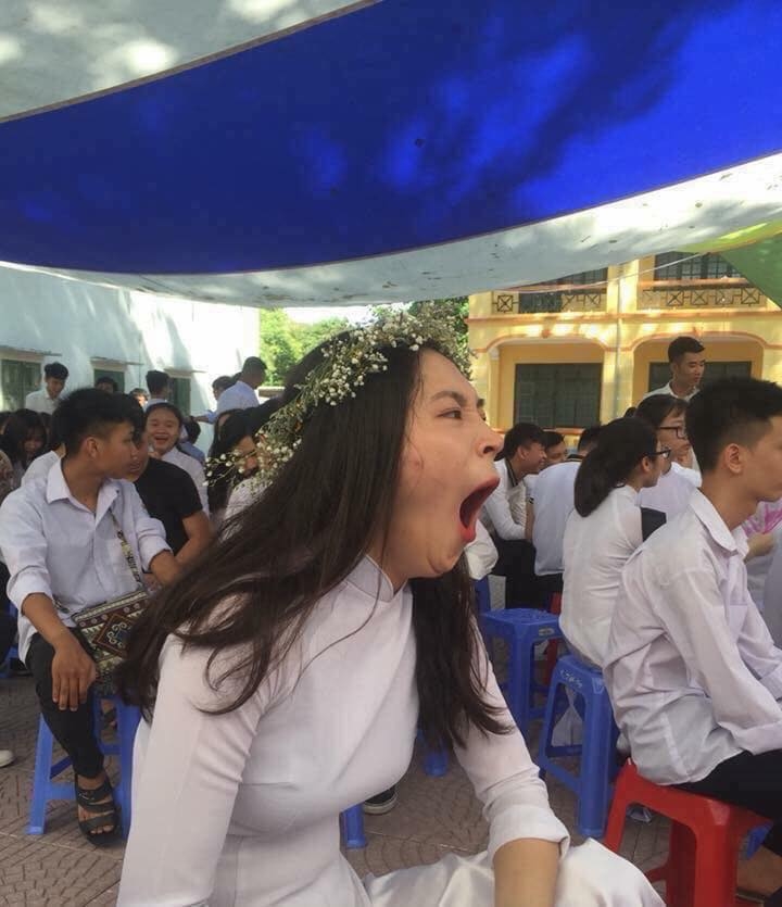 Aksi edit foto ini kebangetan, cewek menguap dibikin jadi 10 foto usil