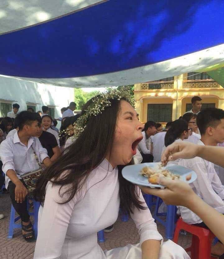 Aksi edit foto ini kebangetan, cewek menguap dibikin jadi 10 foto usil