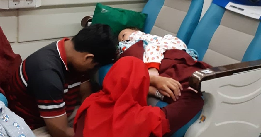 Kisah haru di balik foto orangtua duduk di lantai kereta demi anak