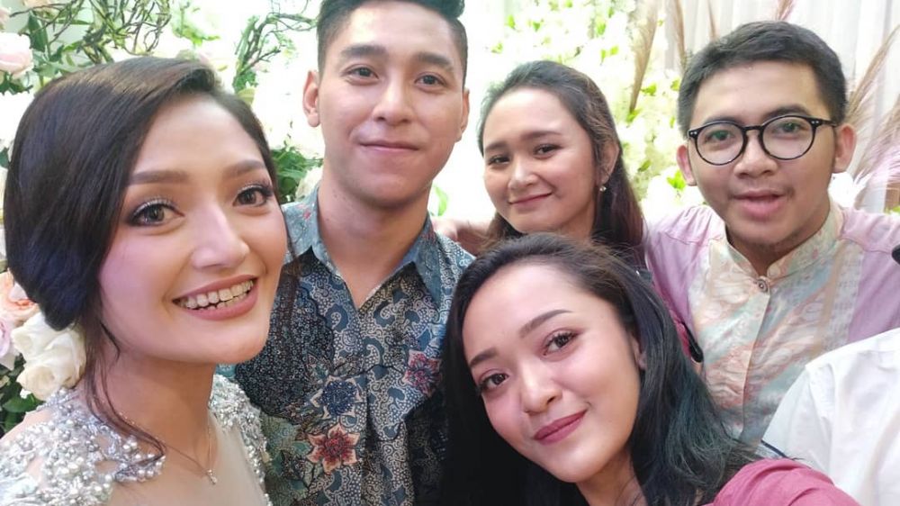 8 Momen lamaran Siti Badriah & Krisjiana, sematkan cincin warisan