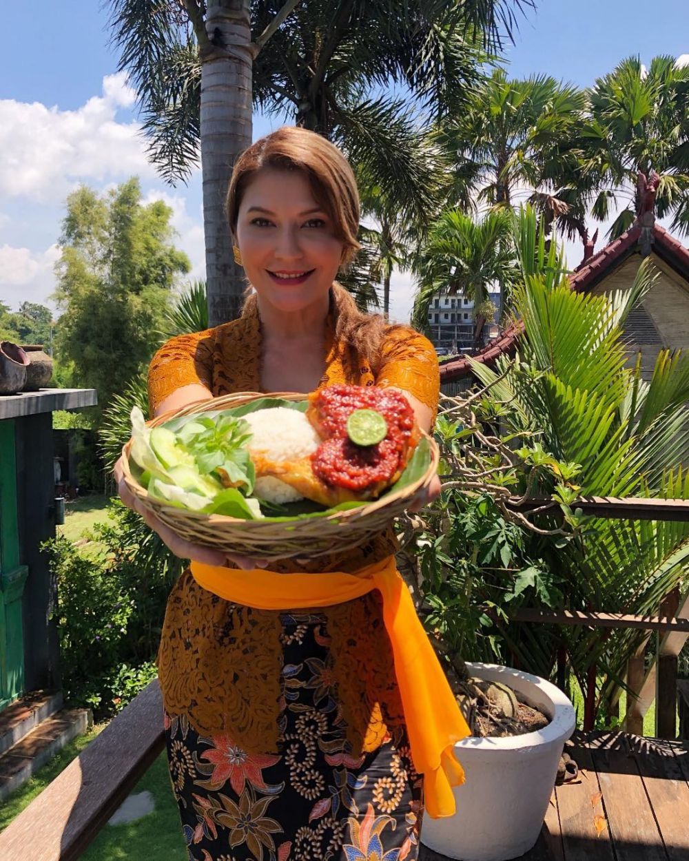 10 Potret Tamara Bleszynski berkebaya Bali, tetap memesona