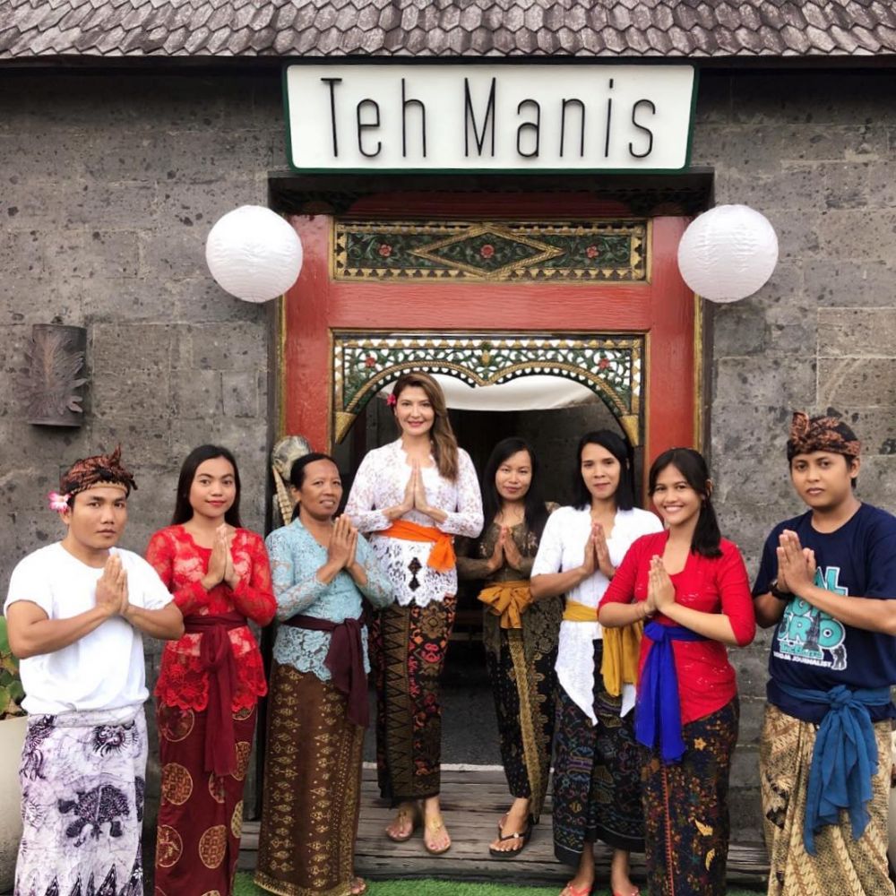 10 Potret Tamara Bleszynski berkebaya Bali, tetap memesona
